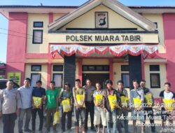 Bentuk Solidaritas Dan Simpati Terkait Kenaikan BBM Polsek Mura Tabir Bagikan Sembako