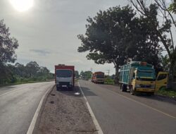 Lapor Pak Kapolres, Parkir Kendaraan Batubara Di Desa Pulau Betung Melawan Arah