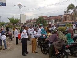 Komunitas Wartawan Tebo (Kawat), Bagikan Takjil ke Pengguna Jalan