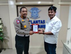 Ketua SMSI Provinsi Jambi Serahkan Cinderamata ke Dir Lantas Polda Jambi 