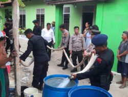 Masyarakat Sambut Gembira Kepedulian Satuan Brimob Polda Jambi Penyaluran Air Bersih