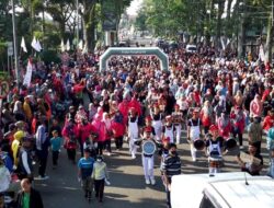 Ribuan Peserta Meriahkan Jalan Sehat HUT PMI ke-78 di Kota Bukittinggi