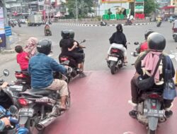 Spanduk Berdiri di Tiang Lampu Merah: Tampang Caleg Merusak ke Indahan Kota Jambi