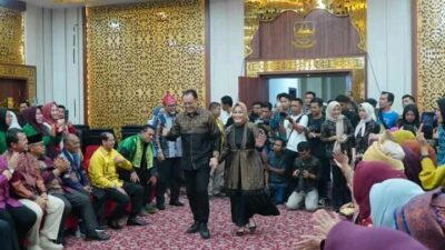 Pj. Bupati Tebo Tampil Memukau Pada Festival Tenun Songket dan Batik Jambi