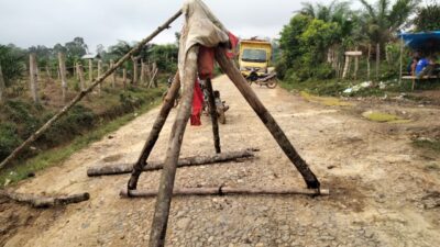 Kecewa Terhadap Manajemen PT Makin Warga Tanjung Sari Blokir Akses Jalan 