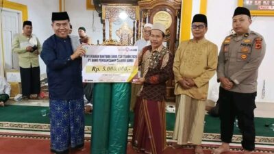 Plt. Sekda Tebo Serahkan Bantuan Sembako dan Dana CSR di Desa Kemantan Tebo Ilir